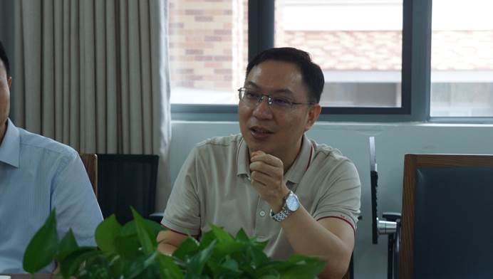 说明: D:\Safira 工作文件夹\2022-5-30 刘海春副校长率研究生院来太阳成官网调研\刘海春发言.JPG